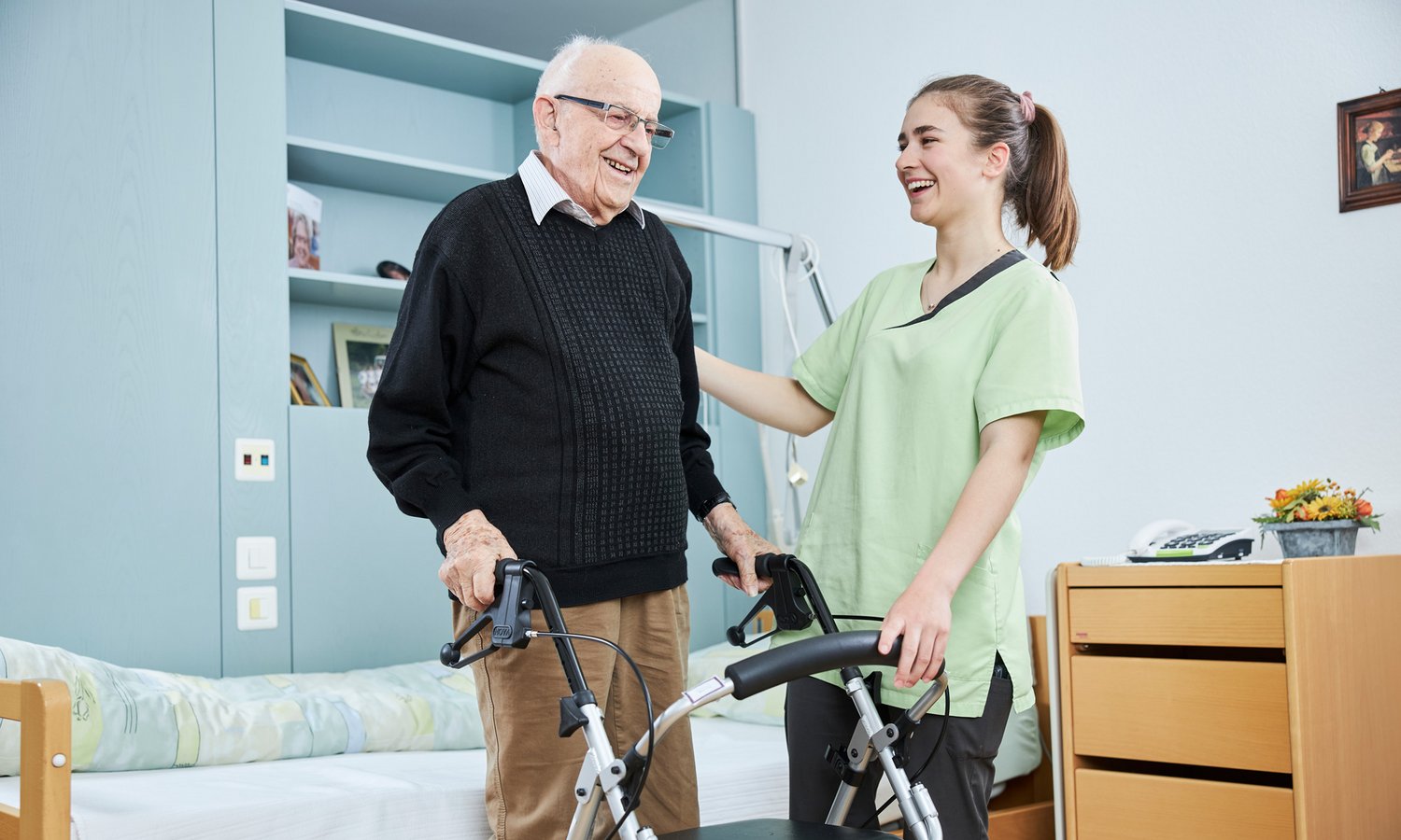 Mann und Pflegerin im Zimmer von Zentrum Ergolz