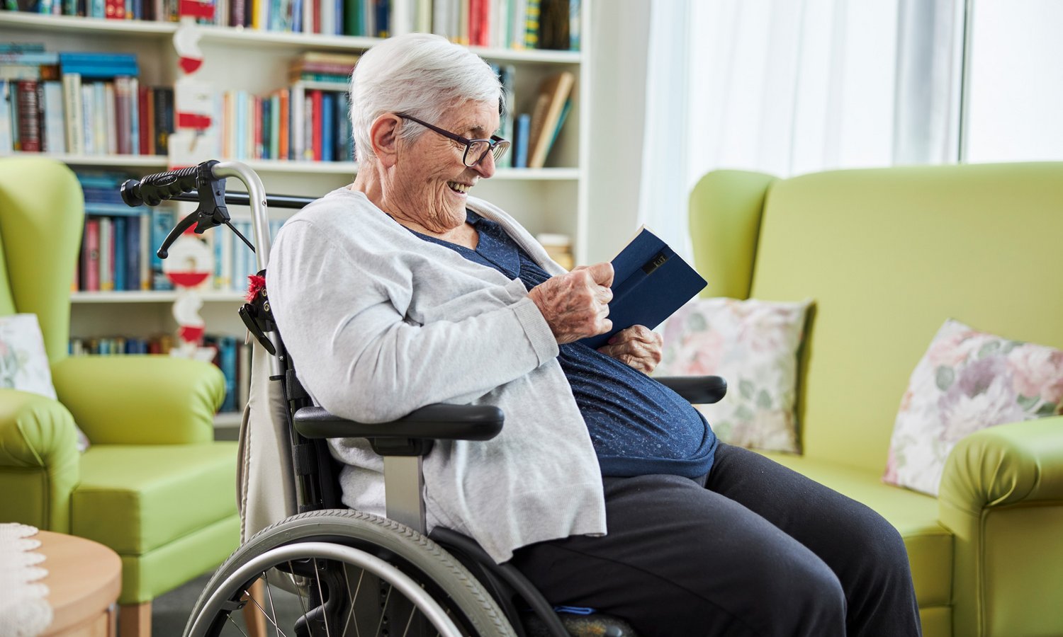 Frauen liest Buch im Zentrum Ergolz